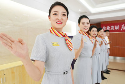 重庆:“空姐”开展服务礼仪培训迎国庆假期